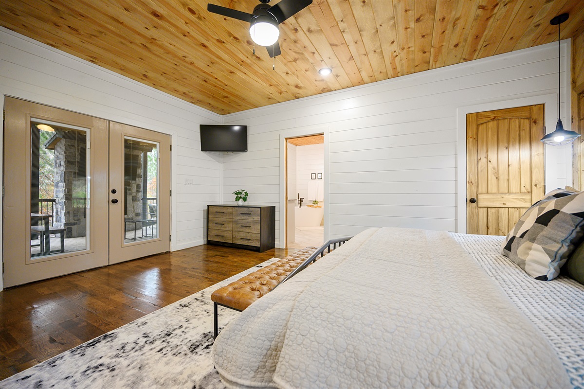 Stretch out in comfort, step out onto the deck, and ease into the kind of peaceful cabin getaway that feels instantly refreshing.