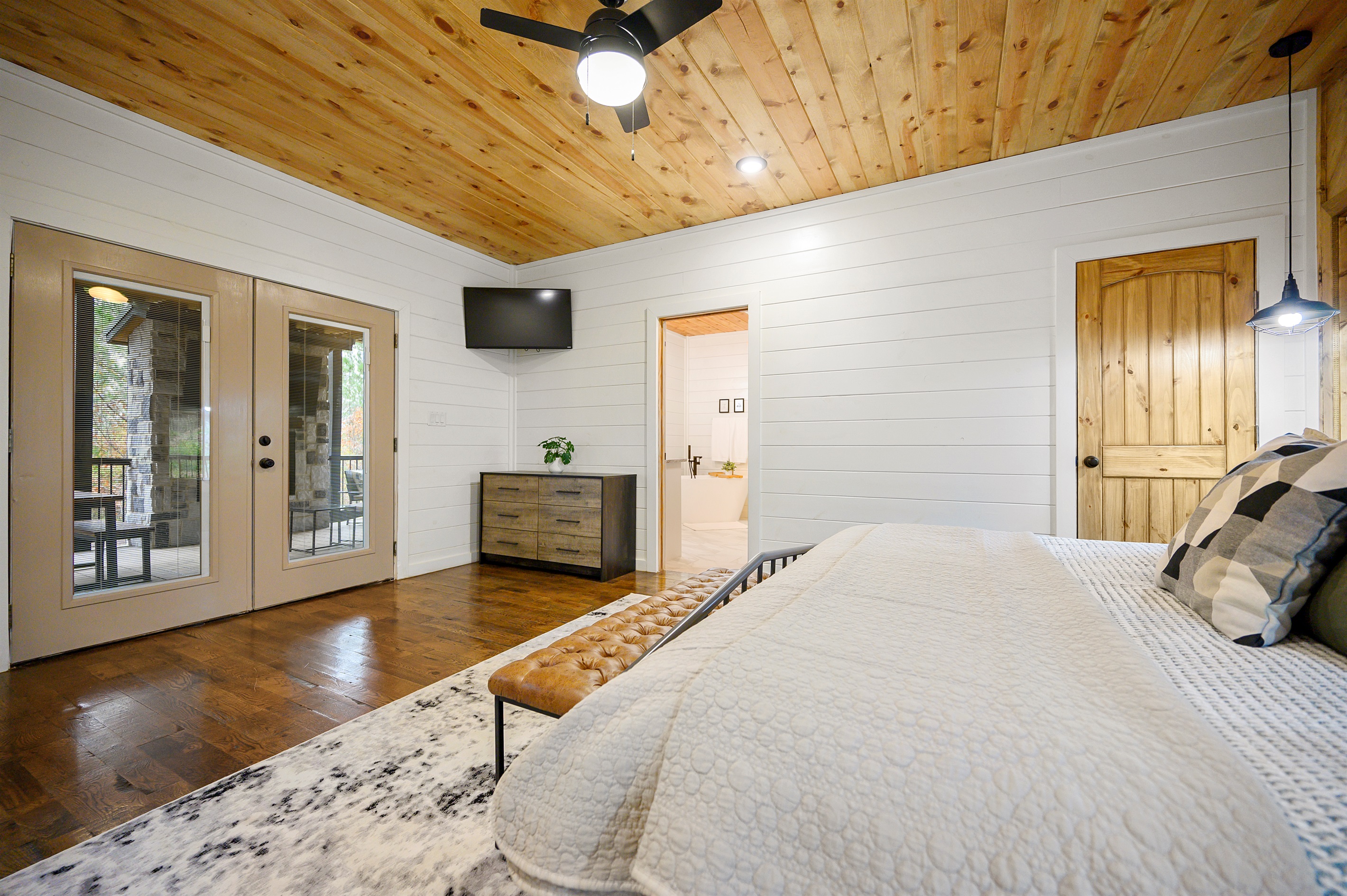 Stretch out in comfort, step out onto the deck, and ease into the kind of peaceful cabin getaway that feels instantly refreshing.