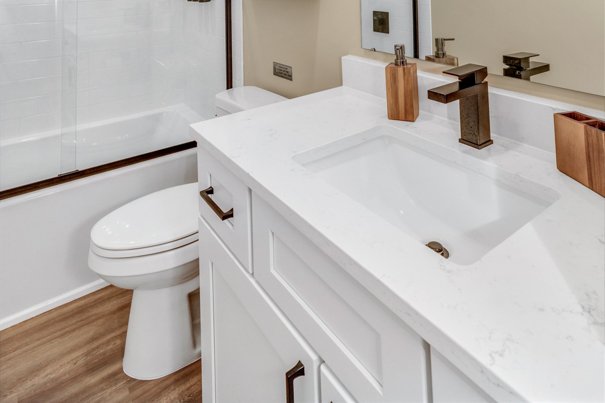 Second full Bathroom in Hallway