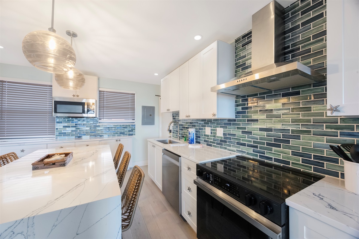 Gorgeous Kitchen! Equipped with cooking/eating/drinking utensils