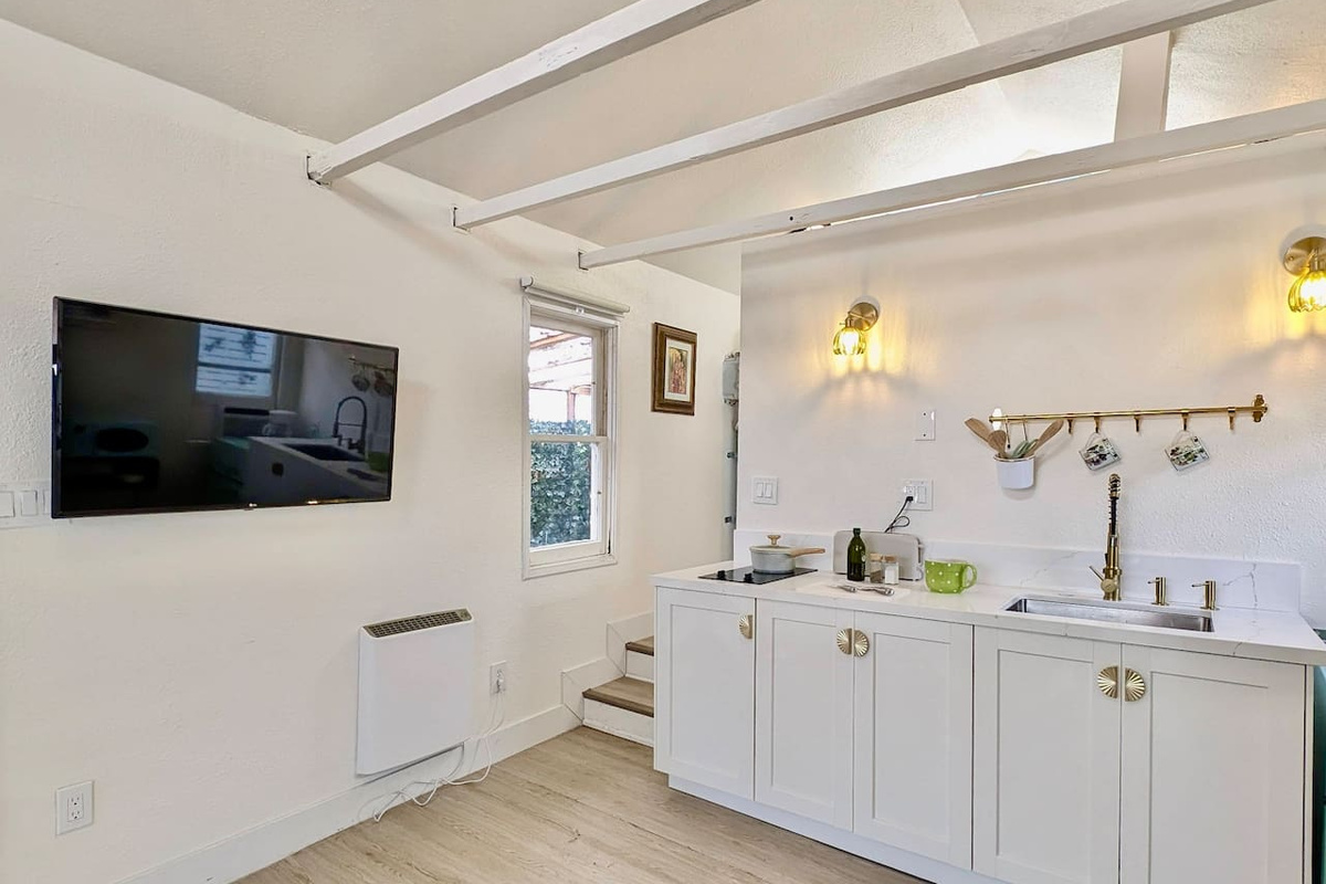 Stylish kitchenette with modern amenities. 🌿