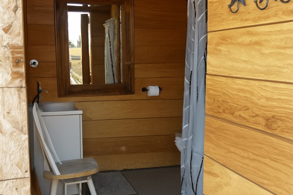 Clean and cozy bathroom.