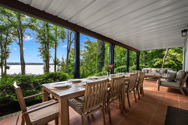 Al Fresco Dining with Lake views, dining seating for 10