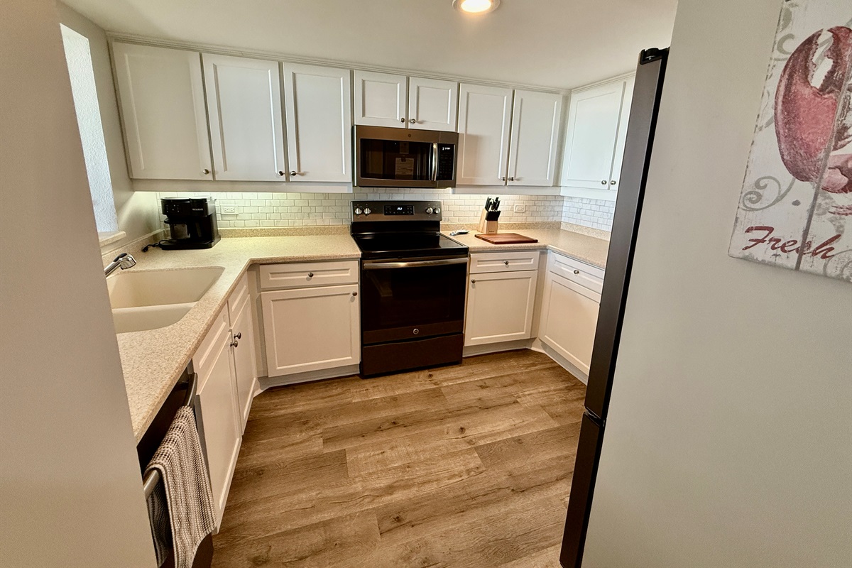 Spacious Kitchen w/Plenty of Countertop Space