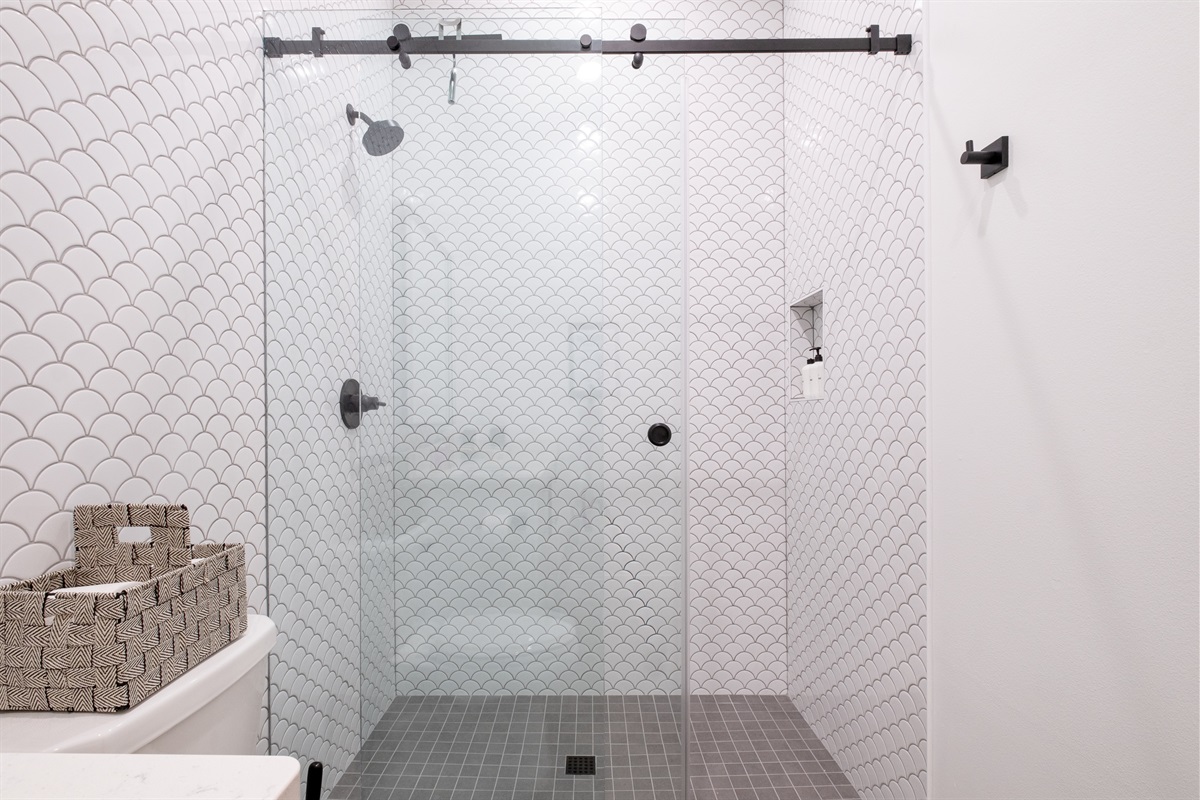 Pristine White bathroom! Step into a space that exudes cleanliness and sophistication. The color scheme creates a fresh and timeless atmosphere, perfect for a relaxing and rejuvenating experience.