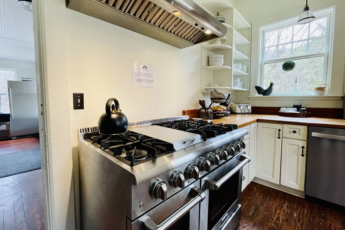 Six burners, griddle, and 2 ovens. Making meals easy for a crowd