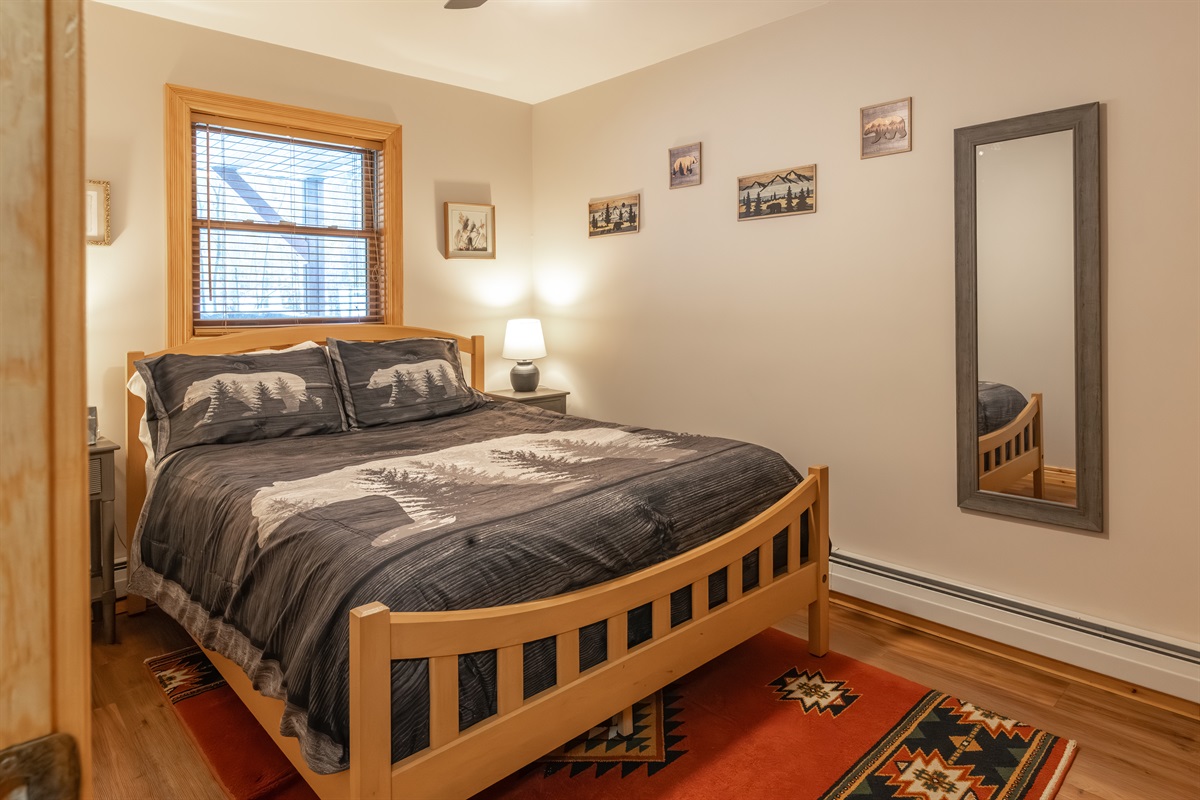 Queen size bed on the 1st floor!