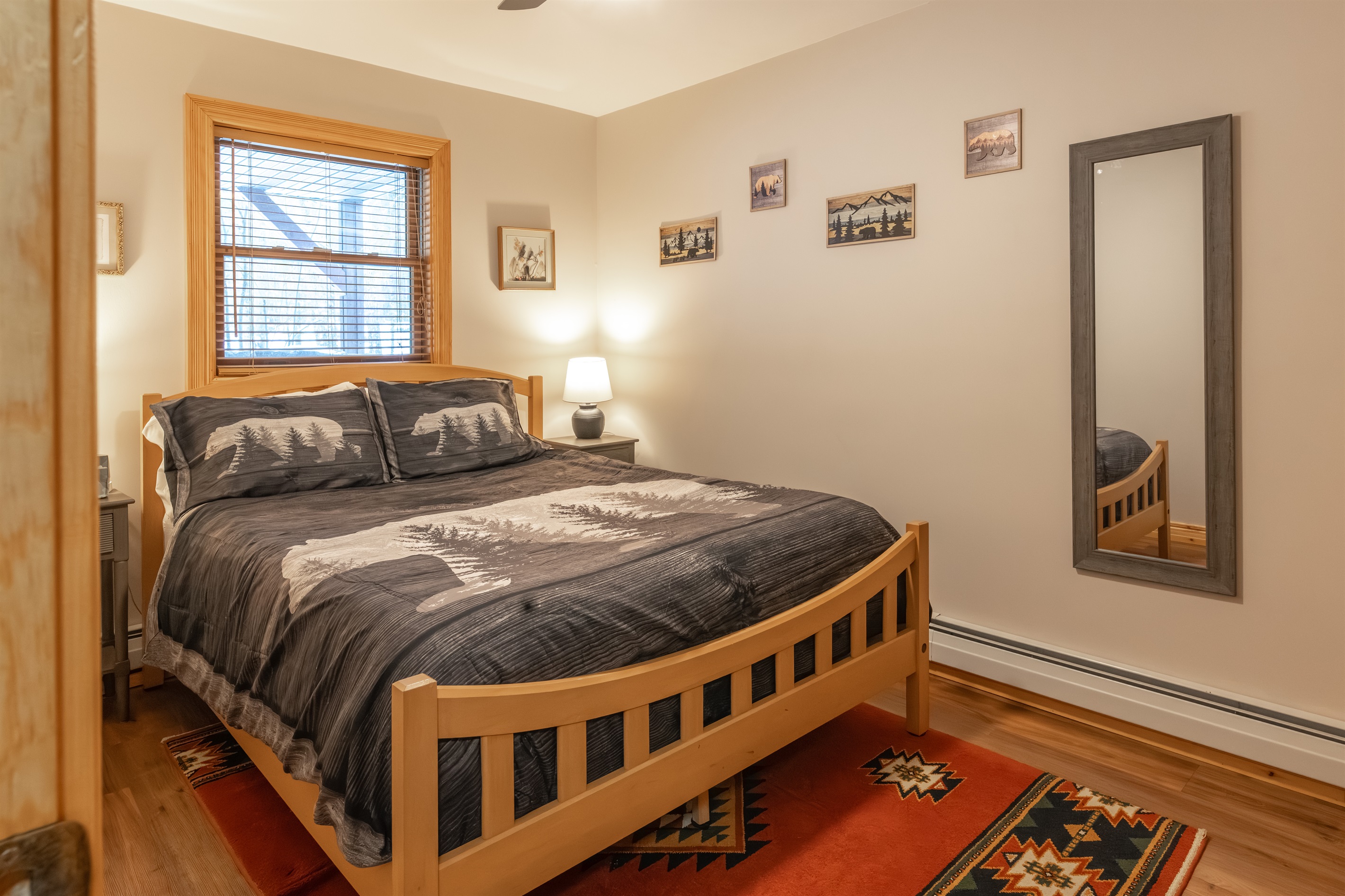 Queen size bed on the 1st floor!