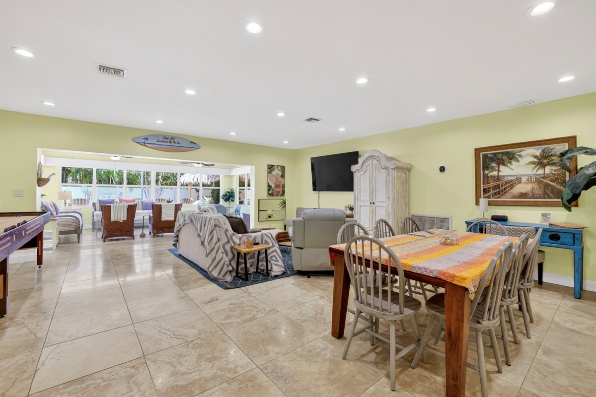 222 Large Living/Dining Space w/ Desk