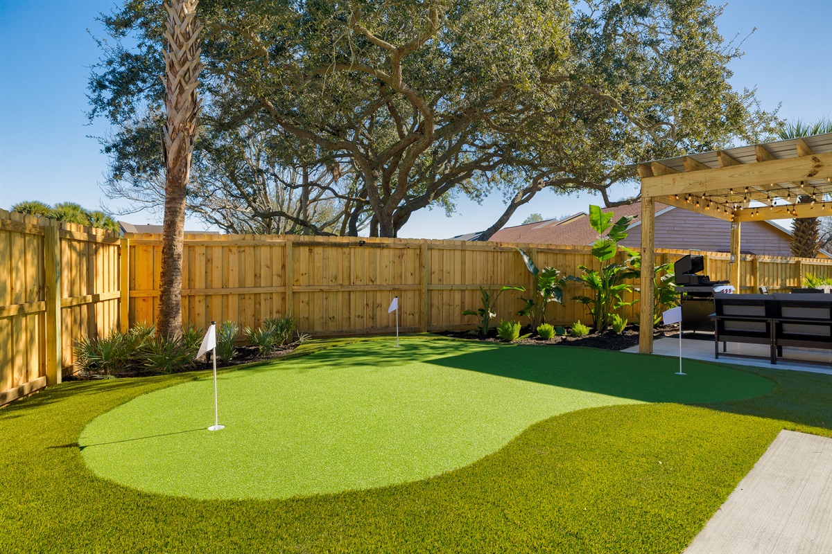 Practice your short game in paradise 🌿
Two private putting greens adds a fun, upscale touch to your outdoor retreat at Twin Court Retreat