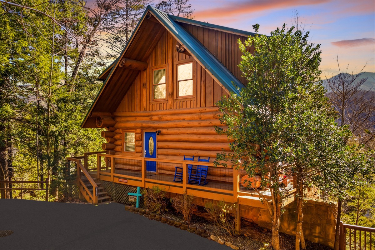 Stay in a newly remodeled (2025) REAL LOG cabin, only 5 minutes from downtown Gatlinburg!