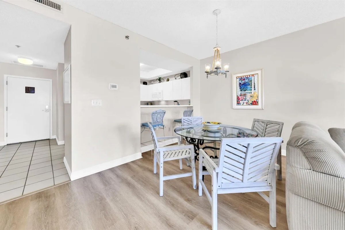 Dining Room - 4 chairs and 2 barstools