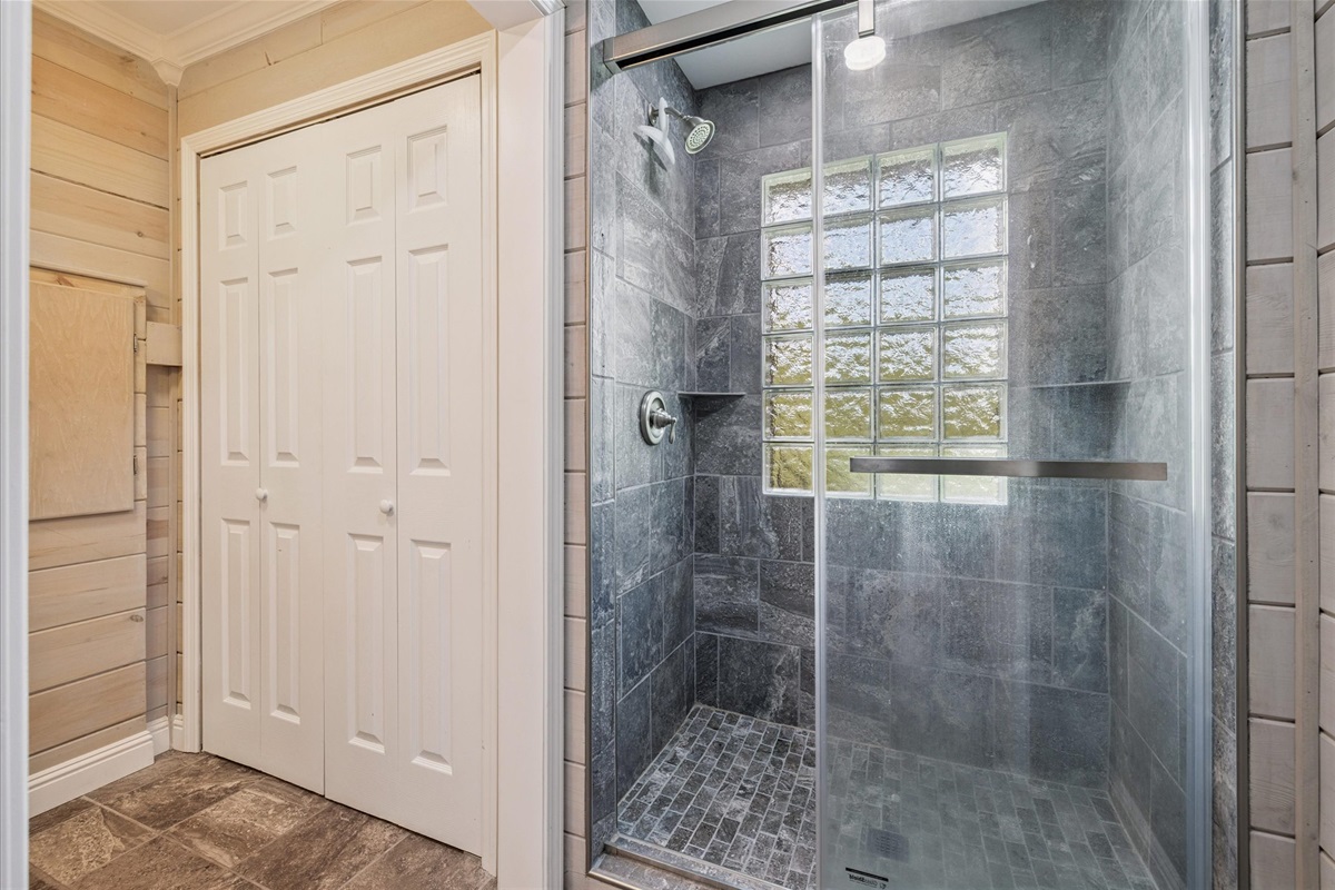 Bathroom 4 (access from Bedroom 4)