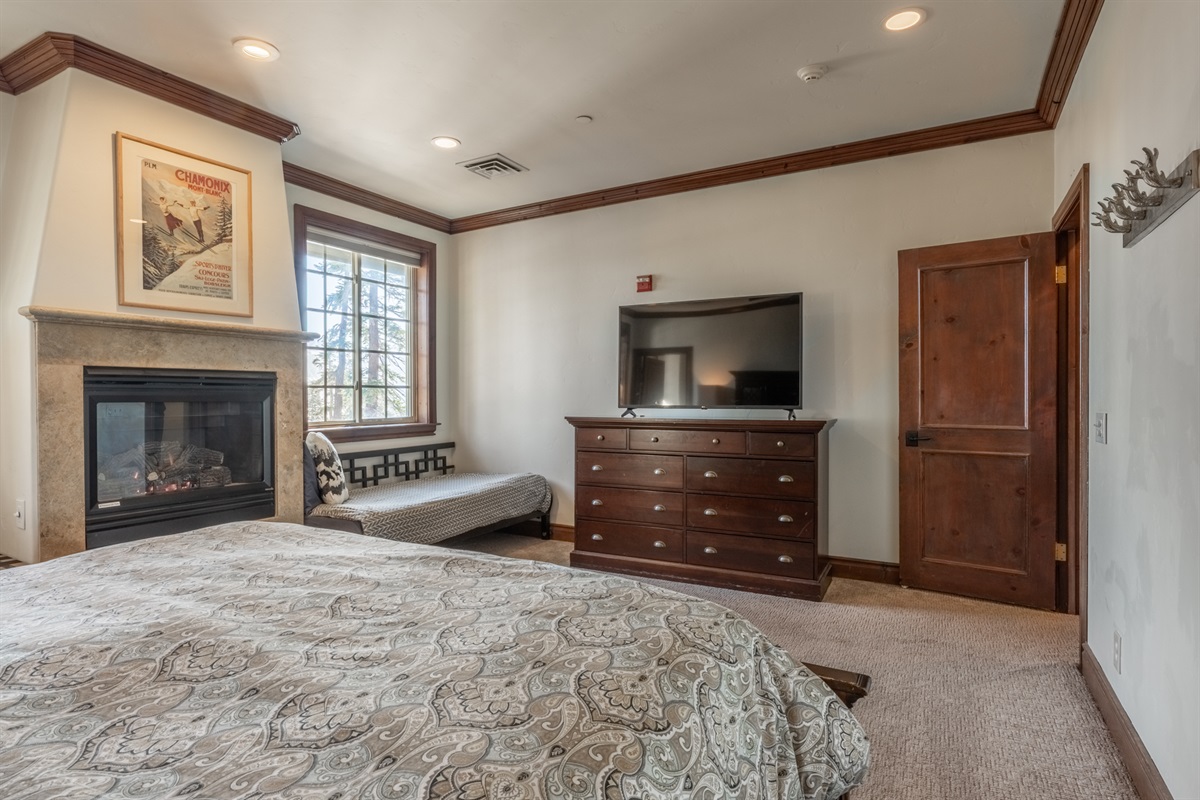 The Retreat's primary suite is a true retreat, featuring a king bed, gas fireplace, daybed, en-suite bath, and serene mountain ambiance.