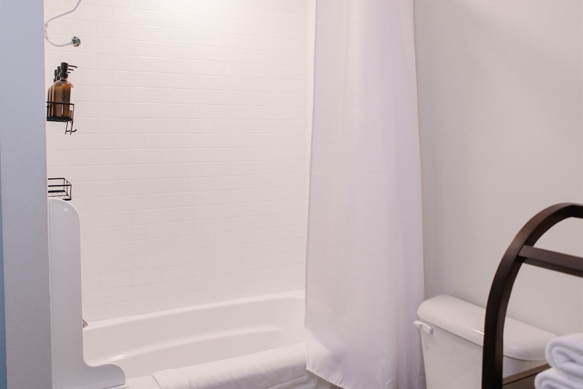 Combination tub/shower