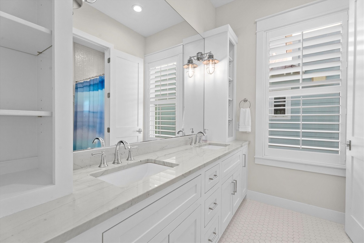 53ee6acf05f64199b0979efd2afcdafe Large | Beachhouse | Texas | TX | Vacation Homes | Galveston | Crystal Beach | Kokomo | Breezy Days | Beachfront Elegance | Sunrise Serenity | Southern Sands Property Management, LLC