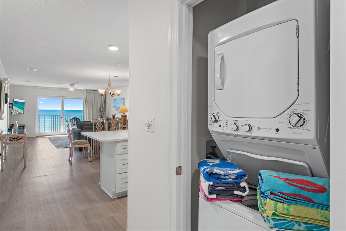 Washer and dryer with plenty of laundry supplies - no stingy host here! Plus, beach towels and beach gear!