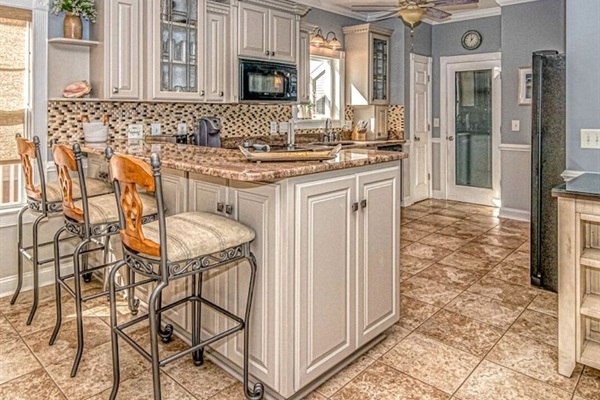 Breakfast Bar seating for 3