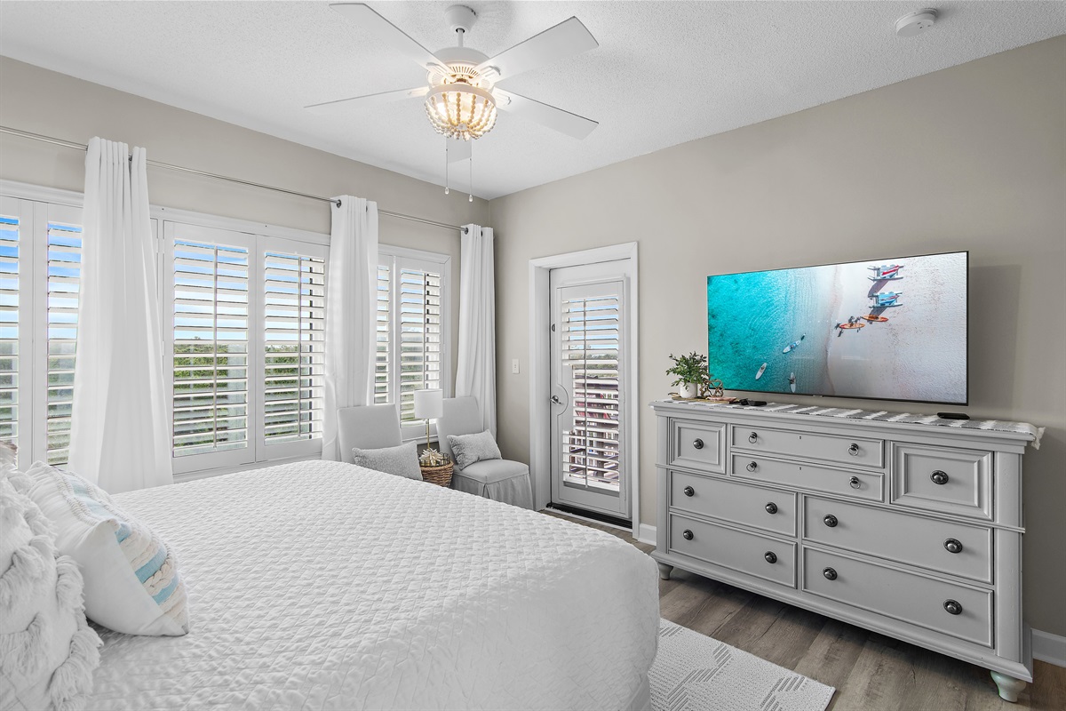 Tops'l Summit 405's Master Bedroom: King Bed, Smart TV, Private Updated Bathroom with Shower Tub Combo (sleeps 2)