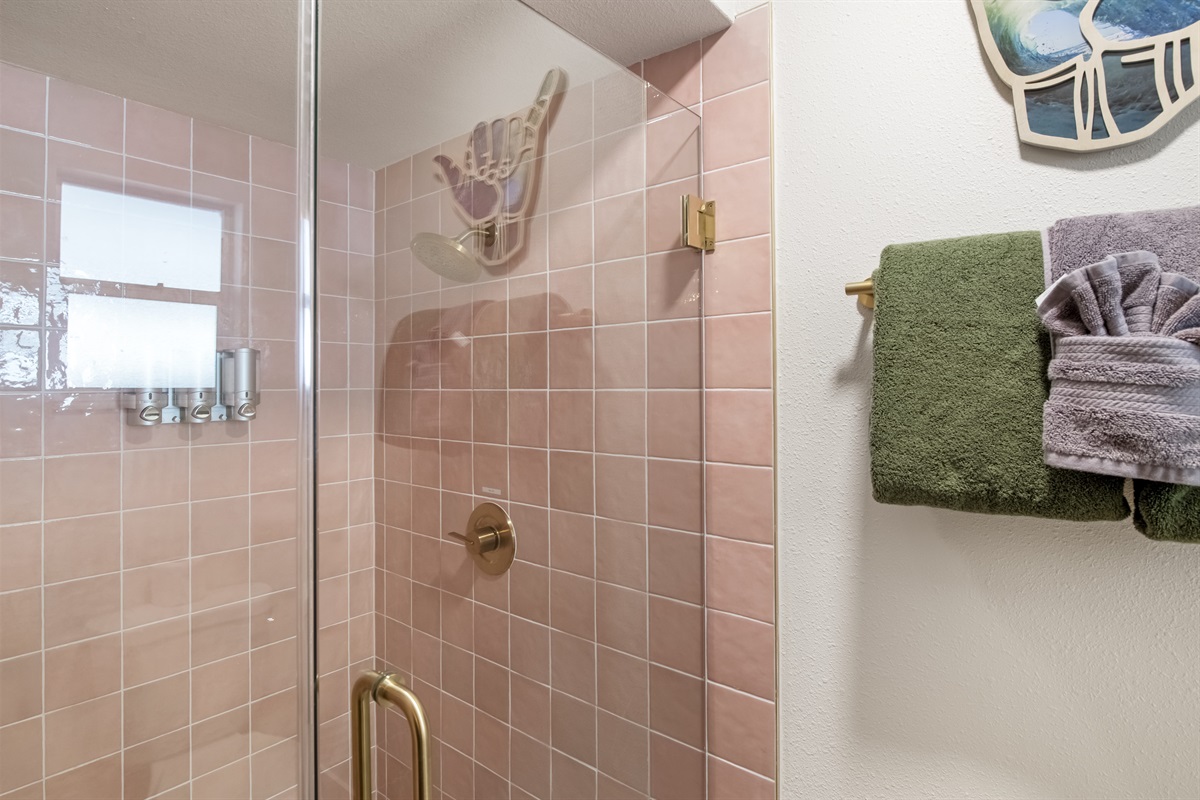 King Suite 3 with ensuite Bathroom, New Memory Foam Mattress, 40-in TV.