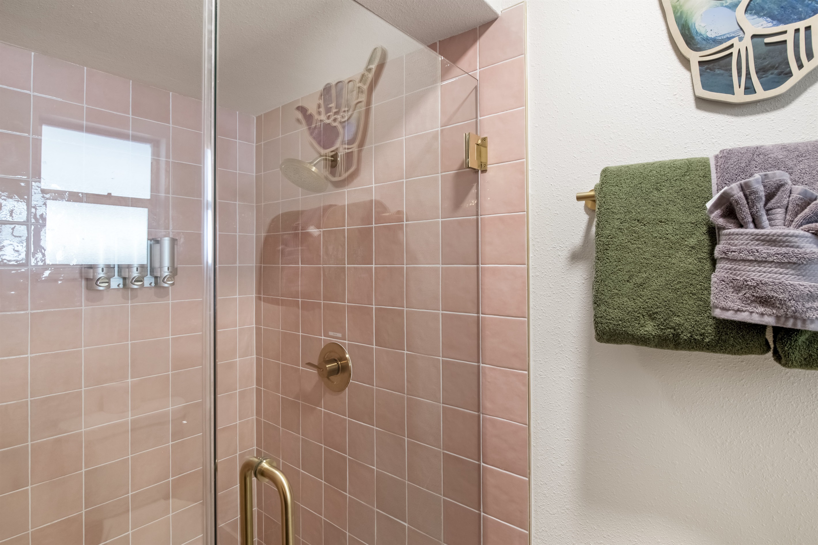 King Suite 3 with ensuite Bathroom, New Memory Foam Mattress, 40-in TV.