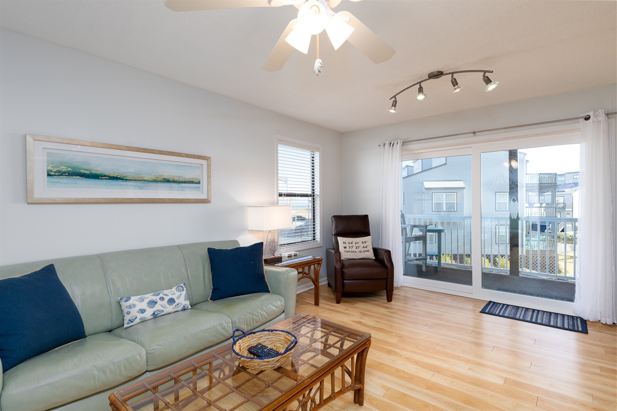 Coastal-inspired d&eacute;cor and outdoor balcony access