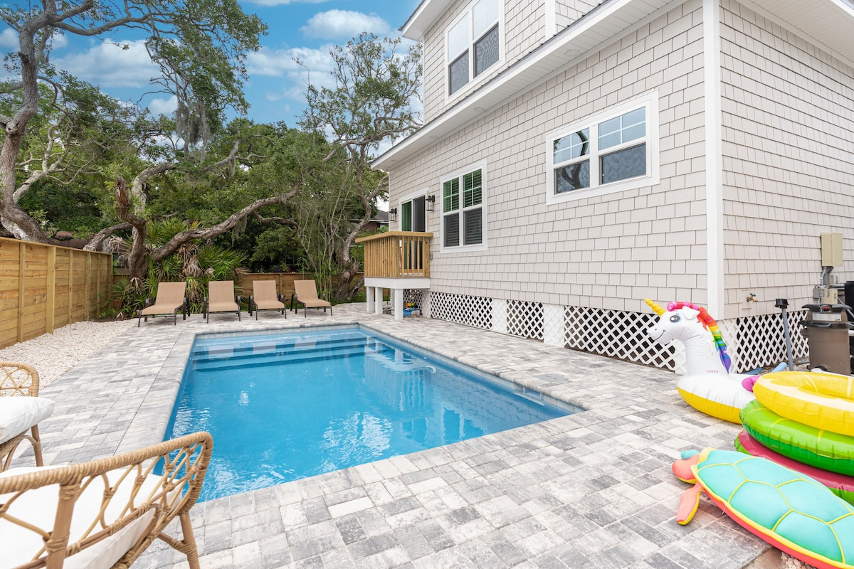 Floats stacked and ready, four loungers waiting in the sun, and a pool that stays heated when the evenings turn cool. Days here find a rhythm: swim, dry off on a lounger, then back in before anyone mentions dinner.