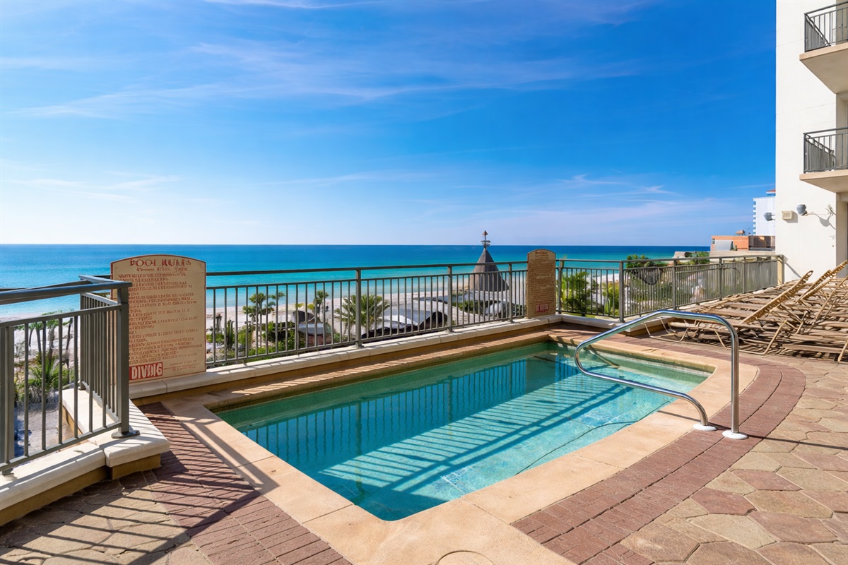 Hot tub overlooking the Gulf!