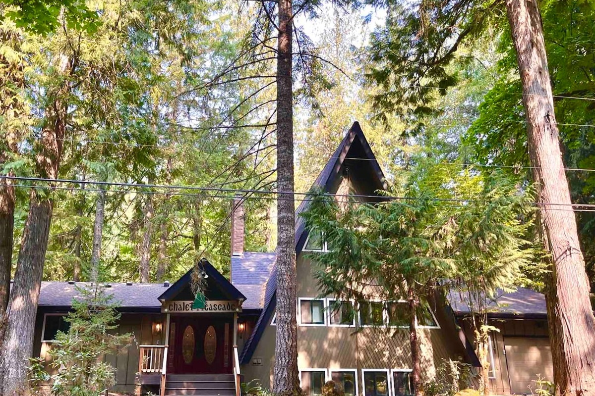 Front view of Cabin from E Autumn Ln