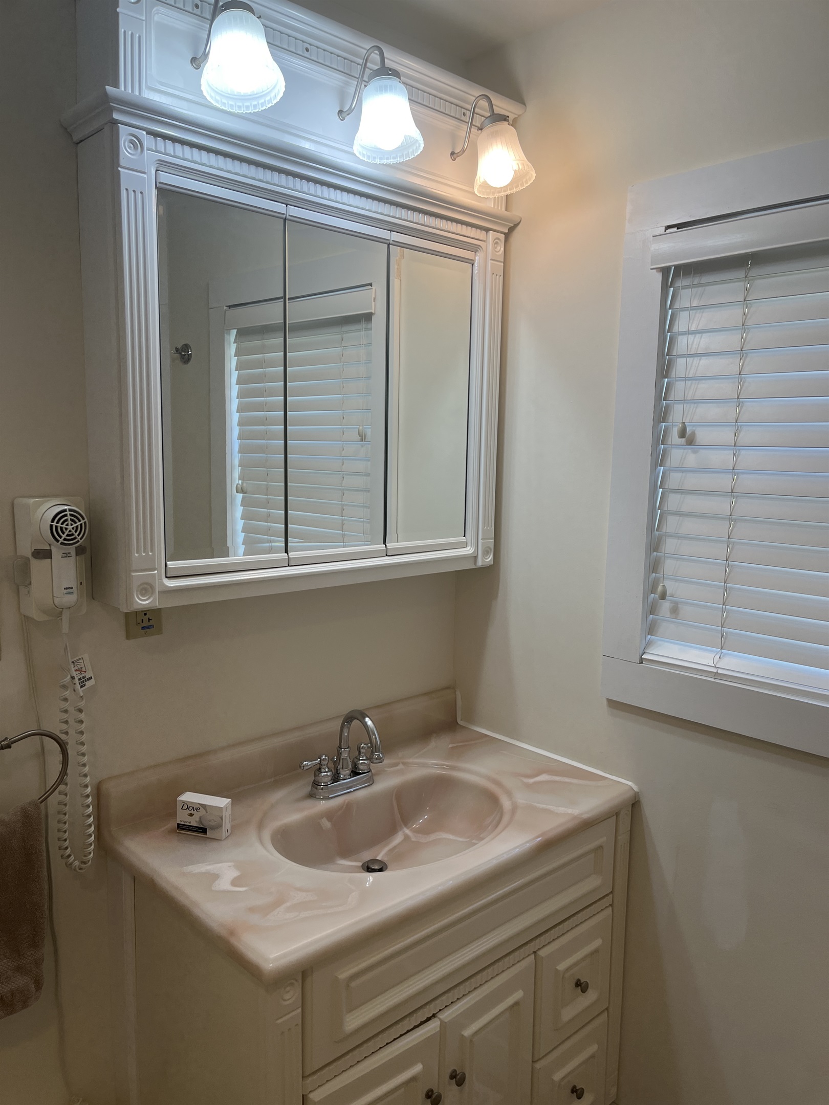 1st floor bath with tub/shower