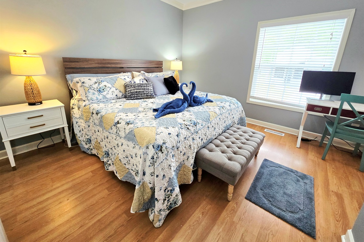 Bedroom 1 - Main Level King w. Private Ensuite Full Bathroom