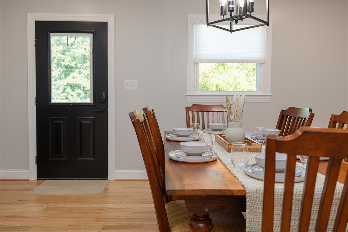 Dining Room seats 6