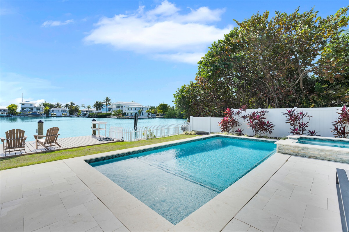 Sparkling heated/chilled pool and hot tub. 