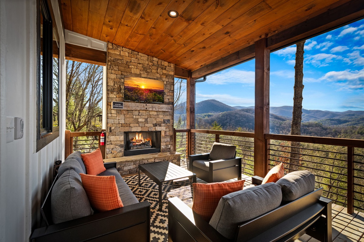 Fresh light, warm coffee, nowhere to rush! Mornings were made for this view.