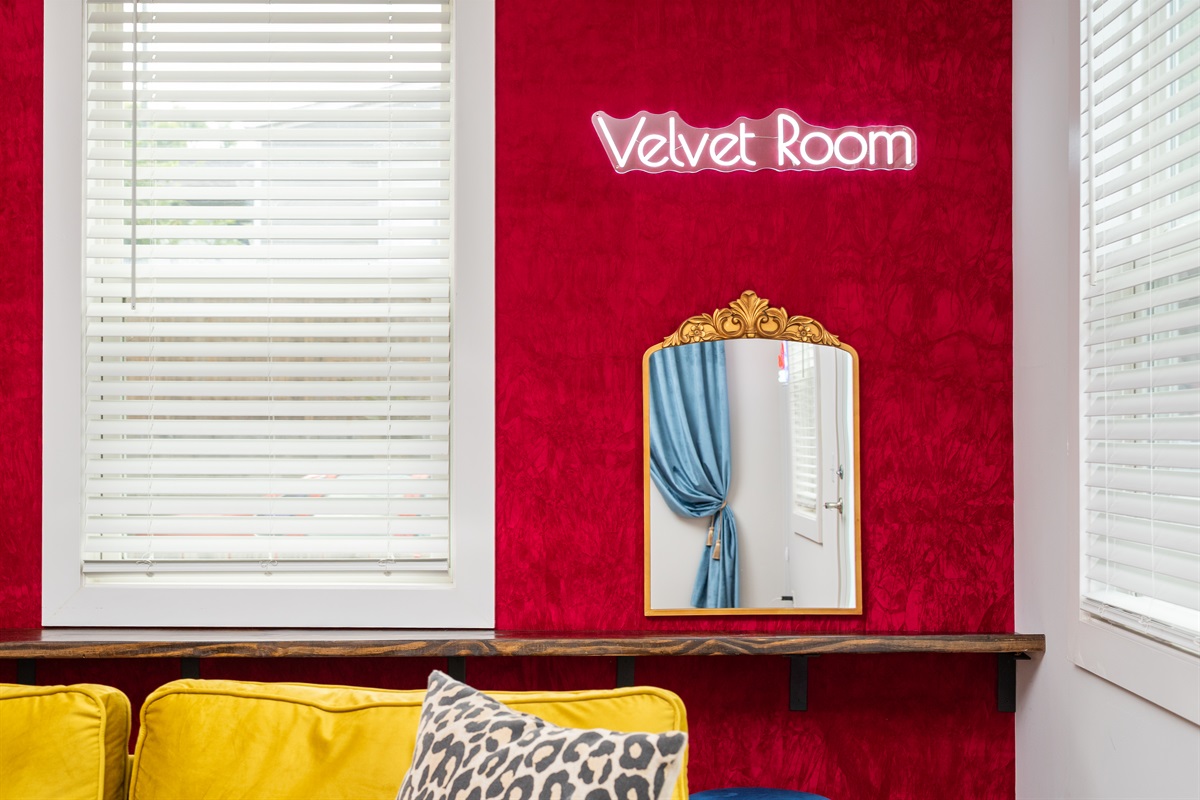 Glitzy Velvet Room - Make Up Bar