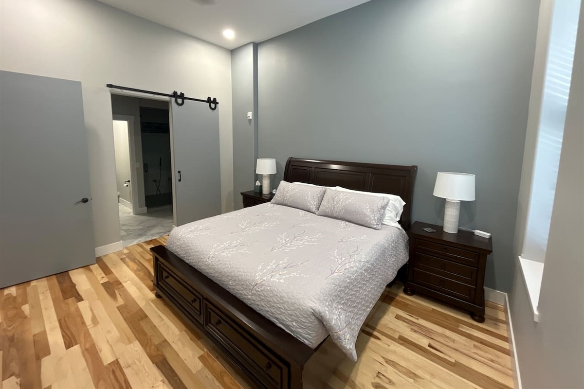 Complete with a king sized bed, 2 nightstands with lamps, high end sheets/pillows, an en-suite restroom and voice controlled main lighting, you will be very comfortable during your stay!  