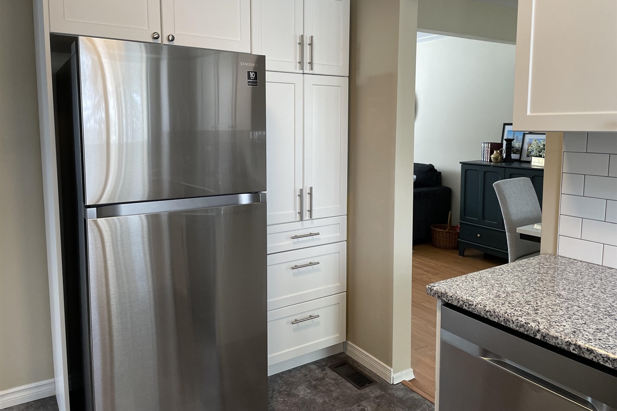 Modern Kitchen - Granite Countertop