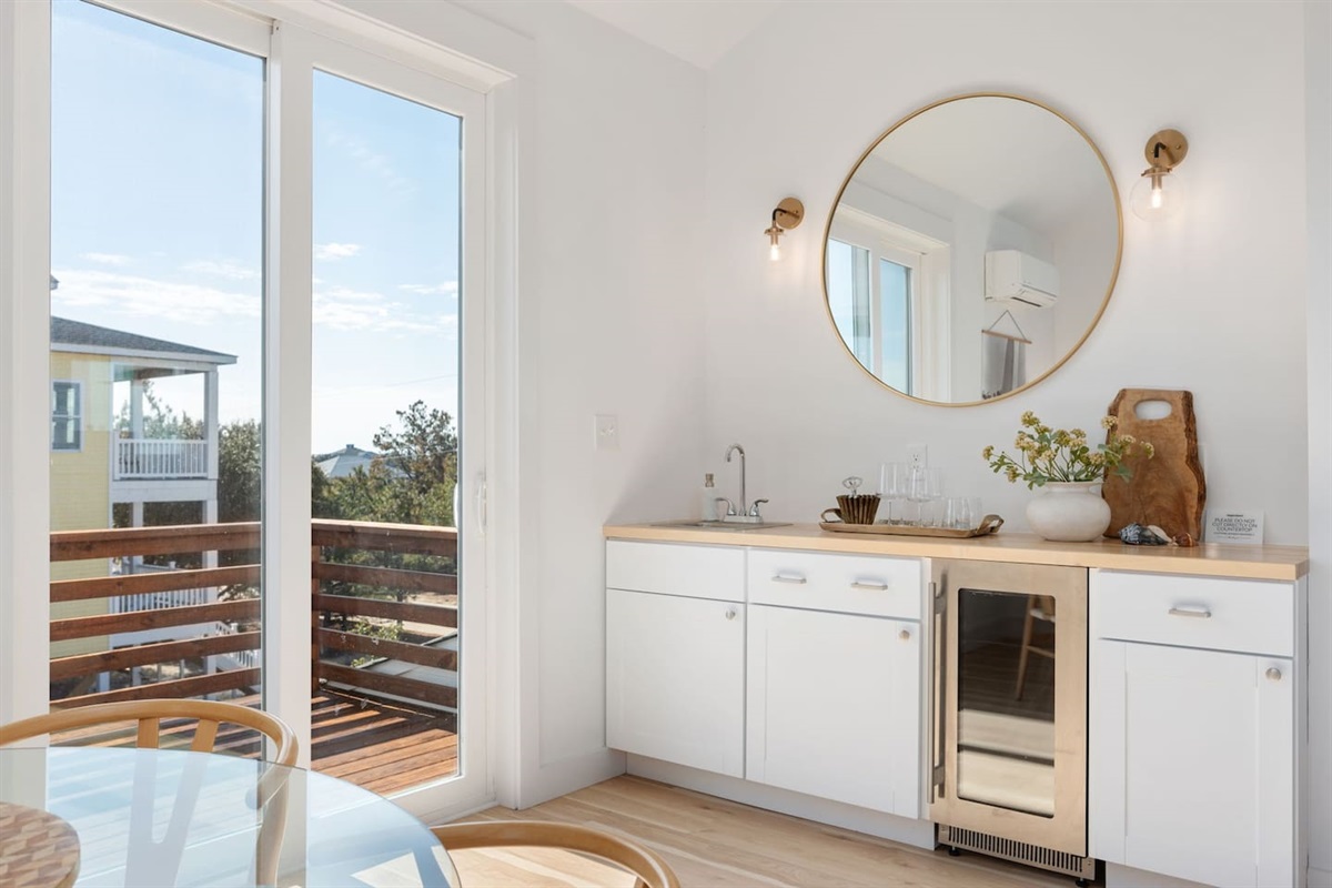 Wet Bar & Wine Cooler!