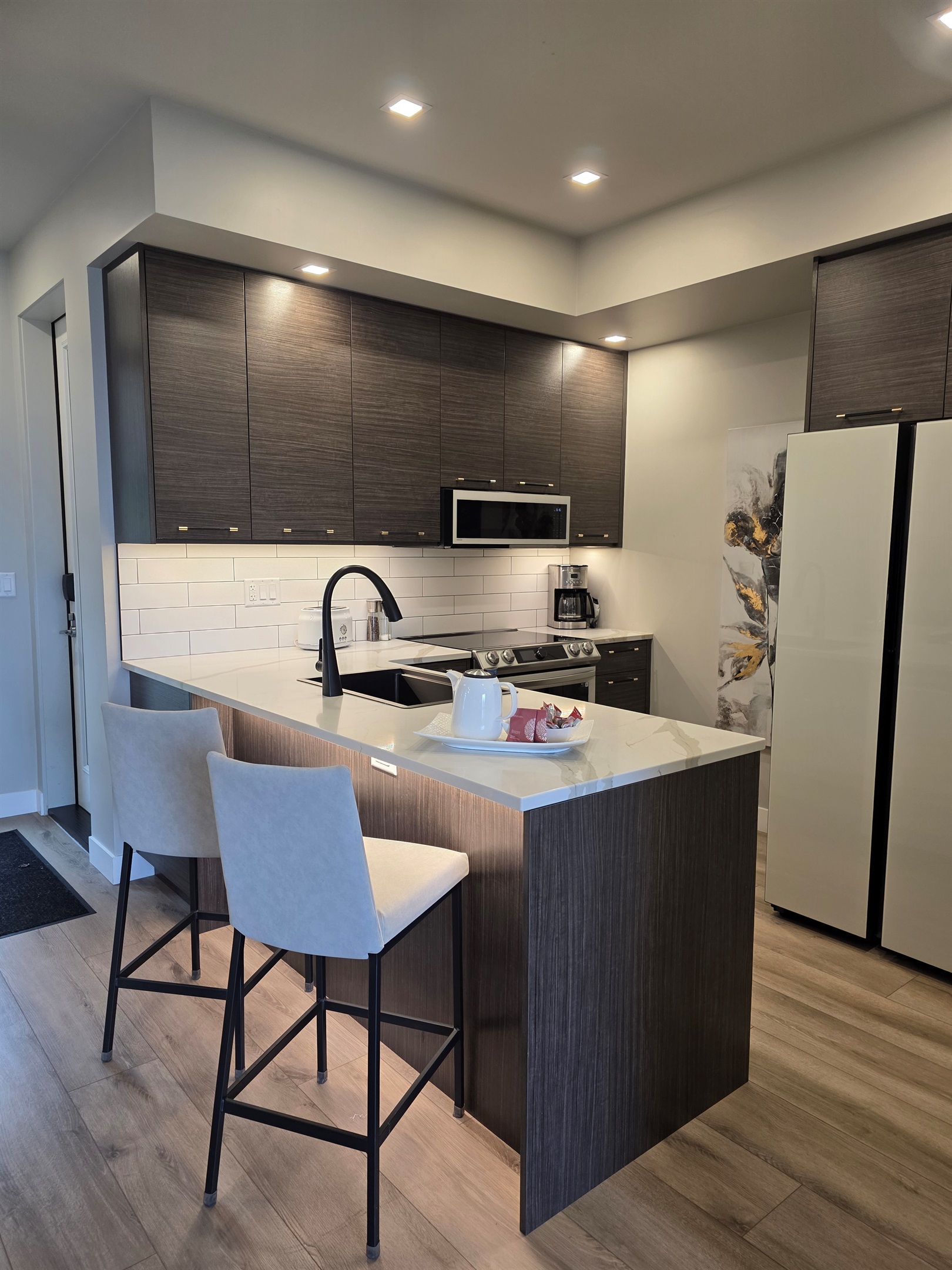 Brand new appliances (dishwasher, microwave oven and fridge), equipped with Coffee Maker, Kettle, Blender, Toaster, and Dinnerware to host up to 6 Guests comfortably.