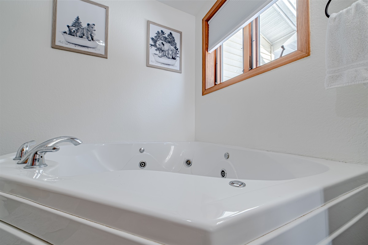 Enjoy this therapeutic and relaxing jetted tub!