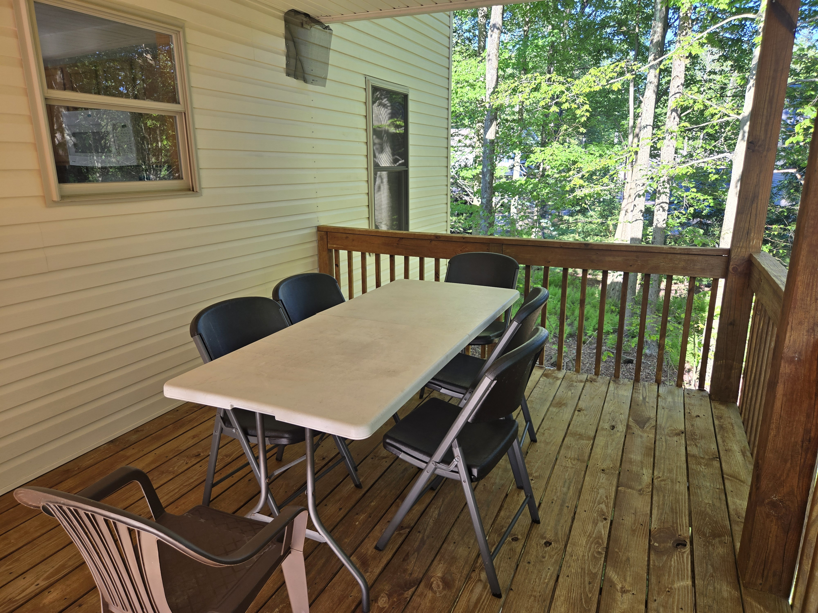 Covered Deck seating - Serhii Vacation Rentals