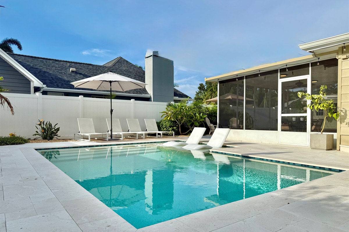 Enjoy your morning swim or a night under the stars in this private, serene, and beautifully lit outdoor haven.