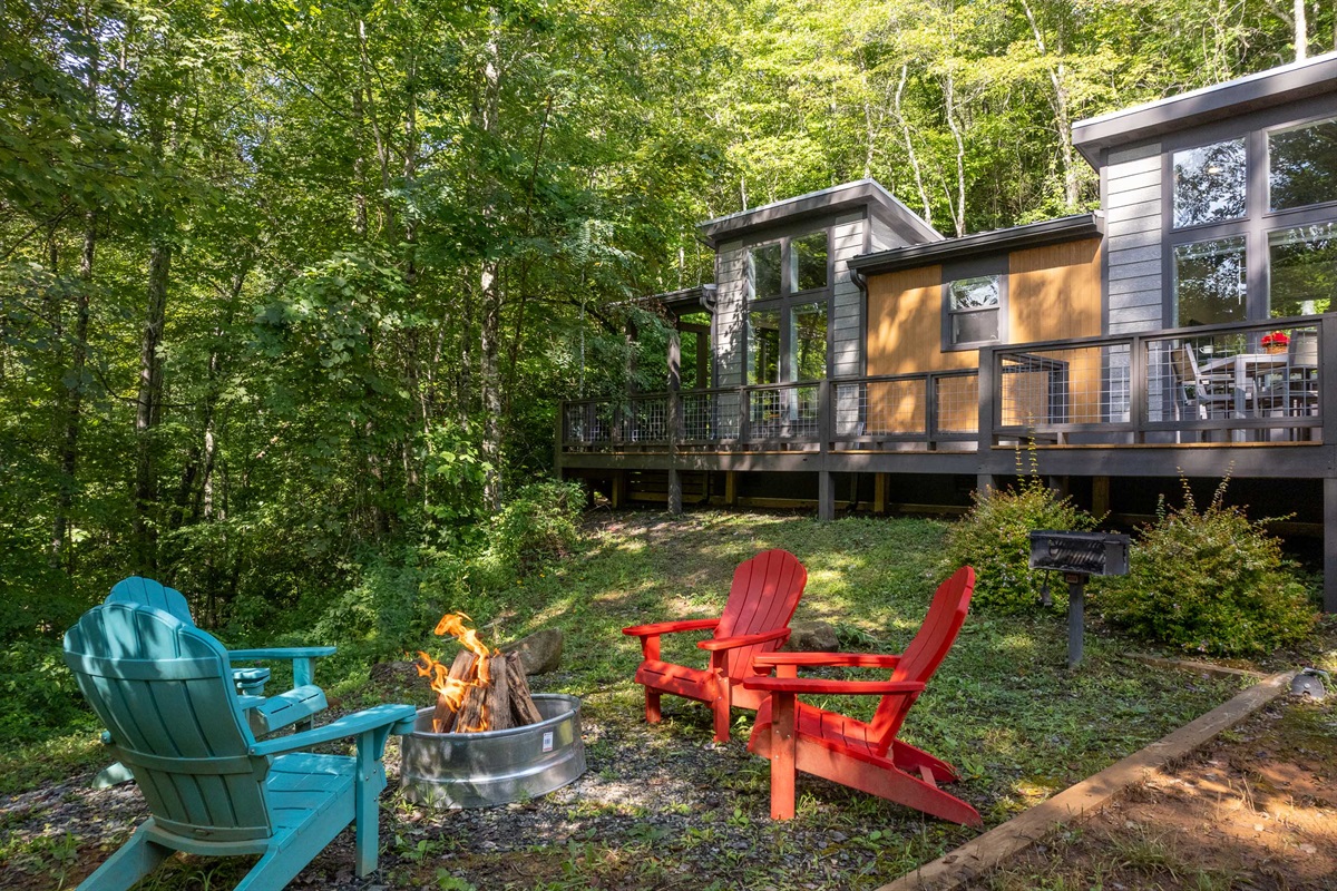 From sunrise coffee to starry nights by the fire pit, this cottage is built for unwinding.