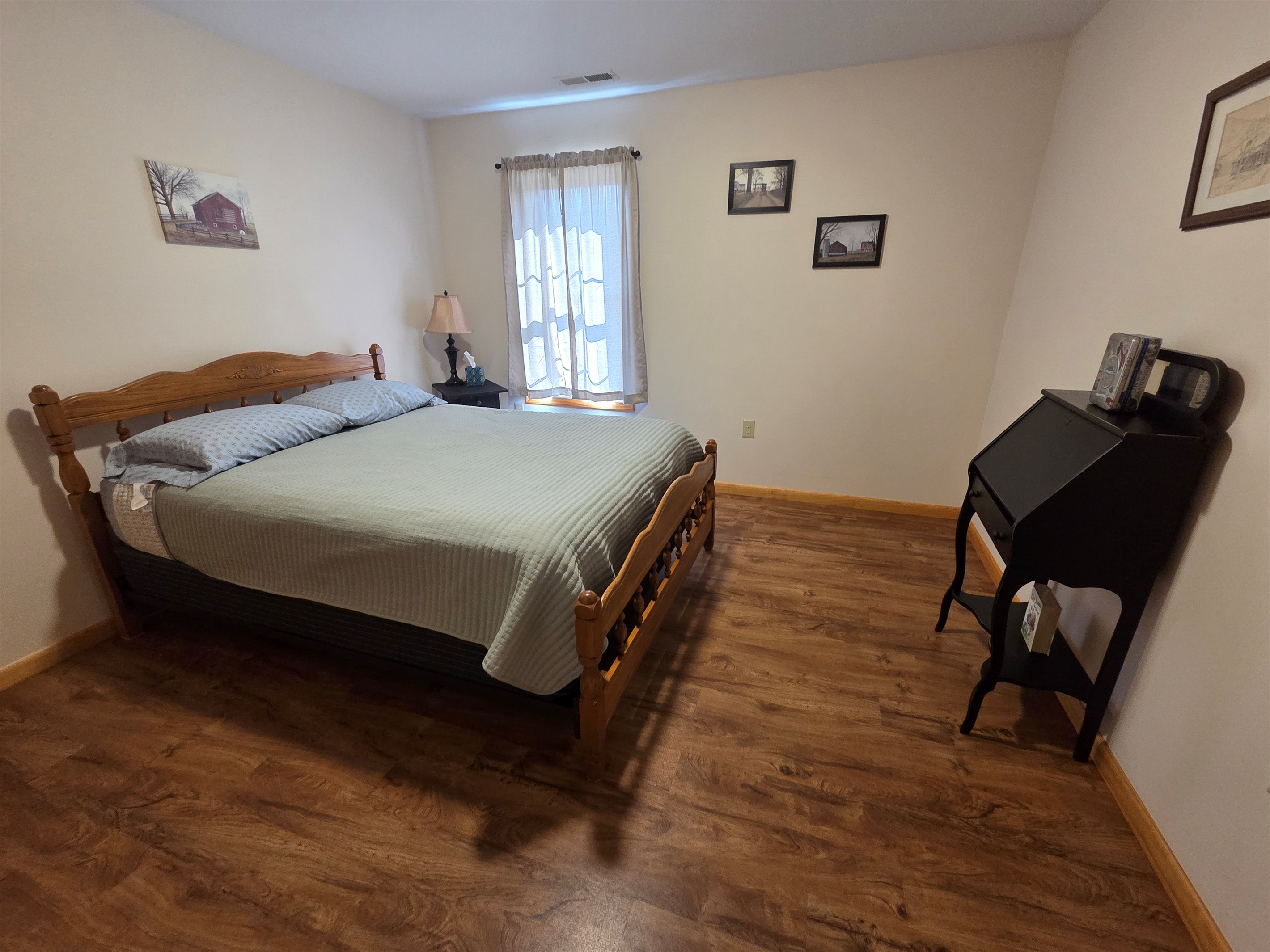 Second bedroom with a queen bed