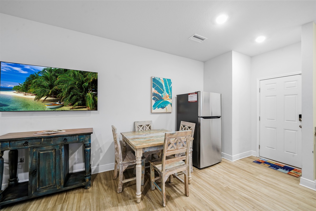 Cozy mother-in-law suite with open layout and dining for 4