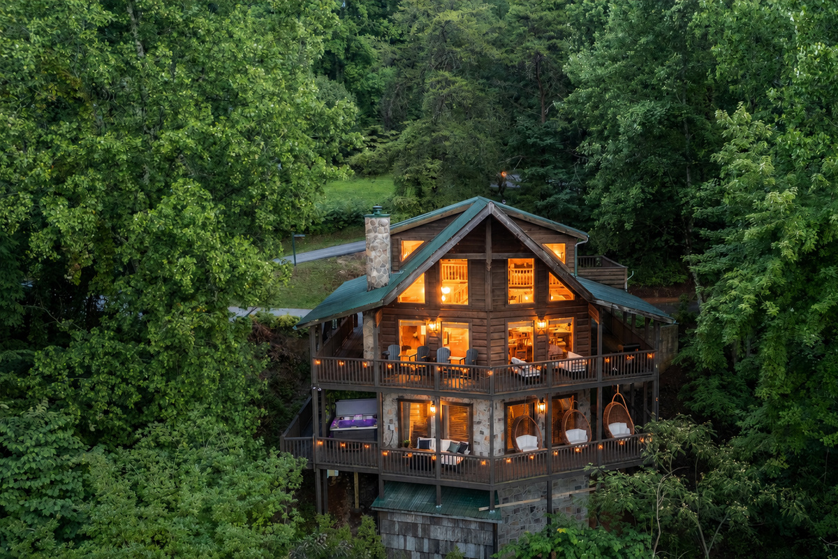 Relax in a private luxurious mountain cabin retreat.
Three outdoor decks to enjoy the views! - 2 main decks and 1 loft deck.