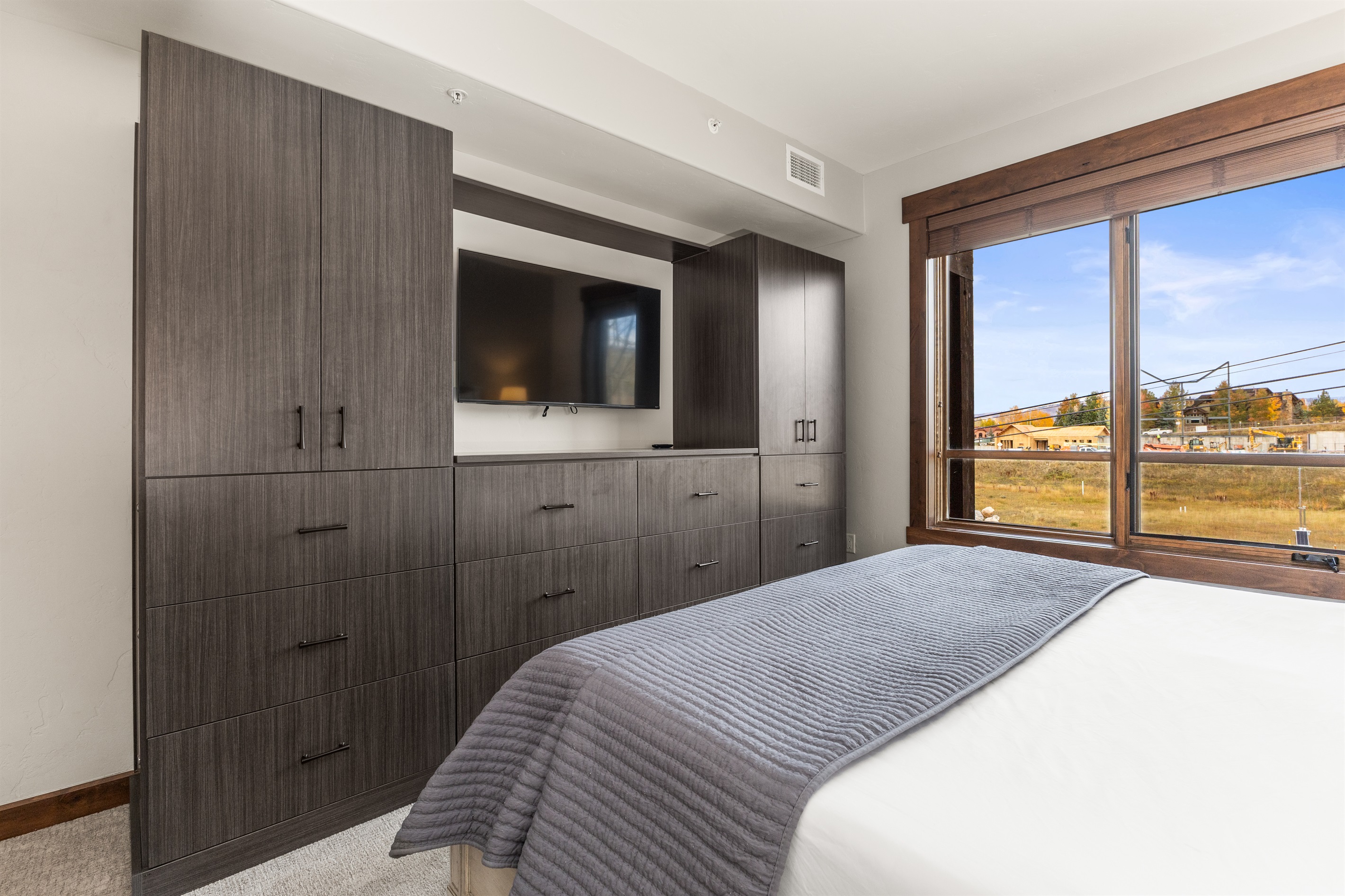 Ensuite Bedroom 1 | Smart TV | Mountain View