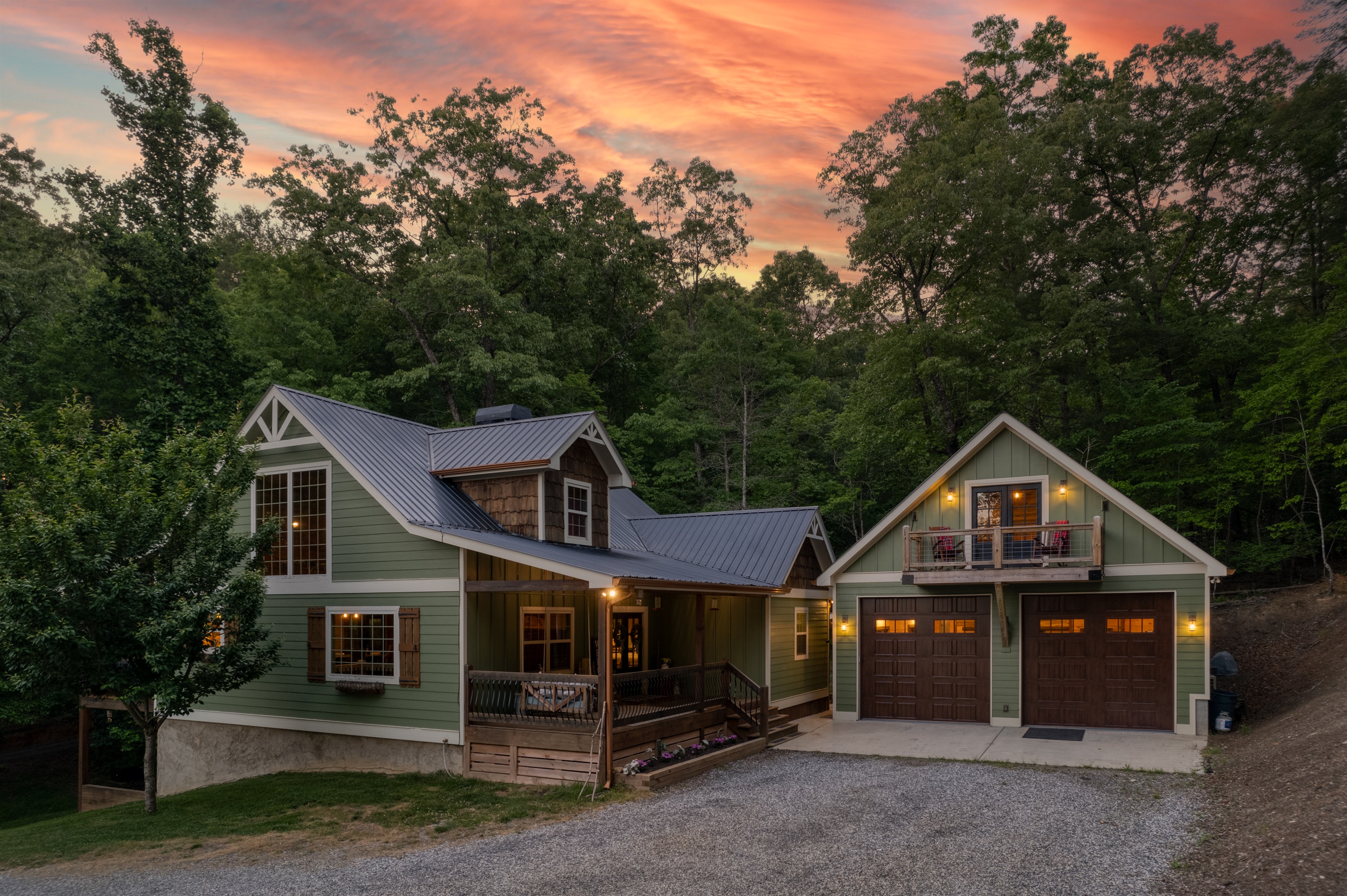 The Boujee Buffalo - a custom built farmhouse cabin, sleeps 16! Rustic Elegance and the ultimate vacation experience.