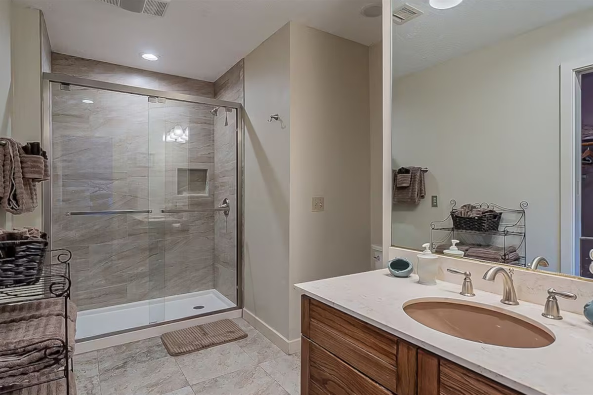 Second bedroom en-suite bathroom.