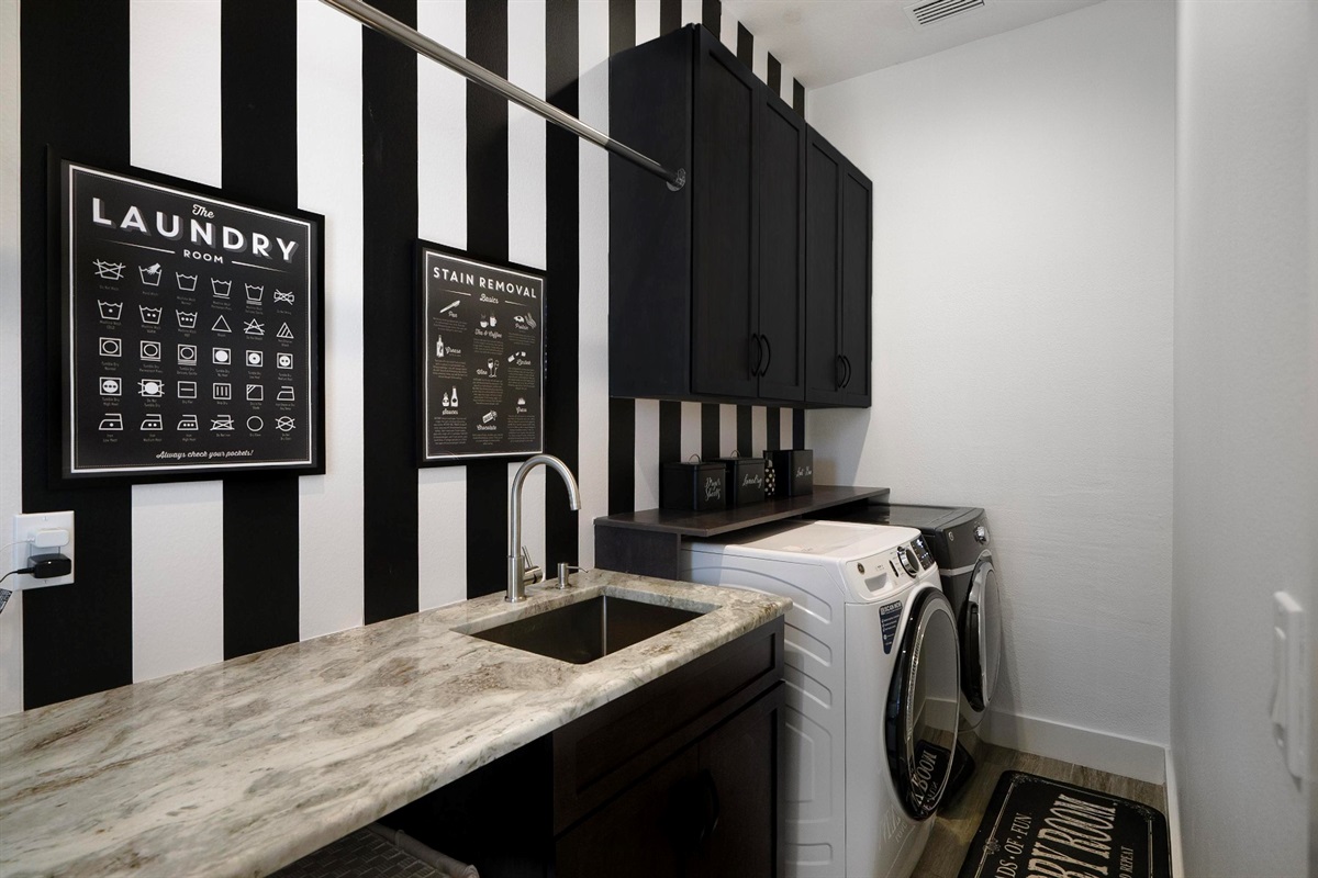 Laundry made easy 🧺✨
Toss in a load, rinse sandy towels in the utility sink, and keep the vacation rolling—this stylish laundry room is stocked and ready for everything from beach days to pool nights.